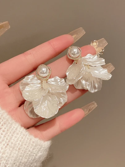 一对简约百搭仿珍珠贝壳耳环，适合婚礼、海滩佩戴，也是情人节配饰。