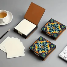 Elegante scatola per decorata, in stile artistico, può essere utilizzata per conservare note e decorare la scrivania. Le note adesive allegate hanno 160 pagine firmate, adatte per registrare idee, compiti e altro materiale da cancelleria quotidiano