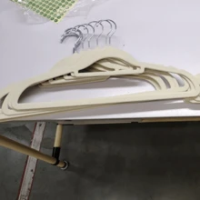 [Vom Veranstalter empfohlen] 1/3/5/10 Stück geflockter aufhängbarer kratzfester Kleiderbügel, rutschfeste Kunststoffhalterung, drehbare Trockenstange, spart Platz im Schlafzimmer, Wohnzimmer, Büro, Eingangsbereich, Kleiderschrank, Zuhause und Studentenwohnheim (zufälliger Stil)