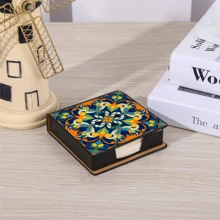 Elegante scatola per decorata, in stile artistico, può essere utilizzata per conservare note e decorare la scrivania. Le note adesive allegate hanno 160 pagine firmate, adatte per registrare idee, compiti e altro materiale da cancelleria quotidiano