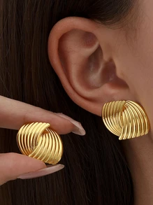 A Pair Of Vintage Zinc Alloy Square Wave Texture Earrings, An Elegant Party Choice, Suitable For Banquets