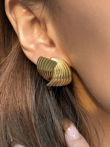 A Pair Of Vintage Zinc Alloy Square Wave Texture Earrings, An Elegant Party Choice, Suitable For Banquets