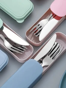 4 件套不锈钢餐具套装（刀、叉、勺），带 PVC 收纳盒 // 304 不锈钢轻质且可重复使用 | 烧烤用具，适用于露营、旅行、户外野餐、大篷车、家庭聚会 | 适合露营者，（粉色/蓝色/绿色）（沙特国庆日）
