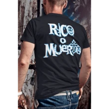 Playera De Manga Corta Con Cuello Redondo RICO O MUERTO MUSIC Ofrece Un Estilo Casual Y Cómodo Para Hombres. Es Ideal Como Regalo Para Fanáticos Y Amantes De La Moda Inspirada En La Vida Del POP. Perfecta Para Uso Diario, Desde Actividades Al Aire Libre Como Paseos, Trabajo O Deportes, Hasta Momentos De Relajación En Casa. Confeccionada Con Materiales De Alta Calidad Que Aseguran Durabilidad Y Confort, Es Un Obsequio Versátil Que Combina Practicidad, Moda Y Pasión - Negro - Ver 3