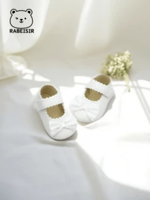 春秋時節的寶寶第一雙閃亮系帶行走鞋,時尚的簡約珍風格平底鞋,帶有蝴蝶結,適合室內和室外活動。