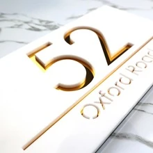 1件可定制现代3D雕刻双层亚克力门牌号 - 户外街道地址牌，材质优雅，设计精美，表面安装，无需用电，家居装饰，多功能，耐用，美观，可重复使用，精致时尚，高品质，色彩丰富，现代风格，可定制，是送给她的理想礼物，适用于茶室、家居、花园、办公室、周年纪念日等场合。 - 彩色 - 查看 13