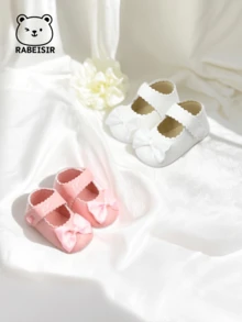 春秋時節的寶寶第一雙閃亮系帶行走鞋,時尚的簡約珍風格平底鞋,帶有蝴蝶結,適合室內和室外活動。