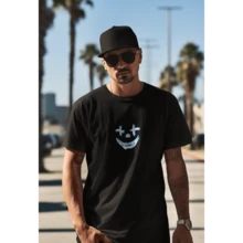 Playera De Manga Corta Con Cuello Redondo RICO O MUERTO MUSIC Ofrece Un Estilo Casual Y Cómodo Para Hombres. Es Ideal Como Regalo Para Fanáticos Y Amantes De La Moda Inspirada En La Vida Del POP. Perfecta Para Uso Diario, Desde Actividades Al Aire Libre Como Paseos, Trabajo O Deportes, Hasta Momentos De Relajación En Casa. Confeccionada Con Materiales De Alta Calidad Que Aseguran Durabilidad Y Confort, Es Un Obsequio Versátil Que Combina Practicidad, Moda Y Pasión - Negro - Ver 4