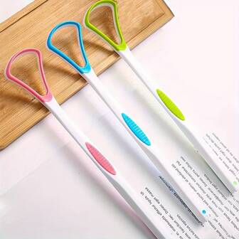 2 件装 这款粉色双效舌刮器采用 2 合 1 设计（两种不同形状的刮头），可深层清洁舌头，去除引起口臭的细菌和残留物，让您的口腔清新。