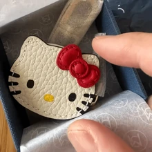 Sanrio 1 Porte-sac à dos Sanrio Hello chat - Design mignon avec petit compartiment de rangement, pratique et élégant, peut accrocher les clés, les écouteurs et autres petits articles, un cadeau idéal pour les amateurs de sacs à dos et les fans de Sanrio