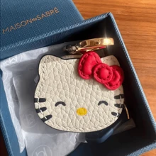 Sanrio 1 Porte-sac à dos Sanrio Hello chat - Design mignon avec petit compartiment de rangement, pratique et élégant, peut accrocher les clés, les écouteurs et autres petits articles, un cadeau idéal pour les amateurs de sacs à dos et les fans de Sanrio