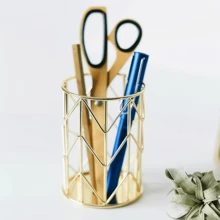 1 件空心金属笔筒 - 多功能化妆刷收纳盒 - 简约办公桌收纳，适用于办公室和梳妆台 - 化妆刷架、办公桌收纳盒、梳妆台托盘、家庭办公室装饰、美容站配件学校用品、返校