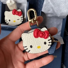 Sanrio 1 Porte-sac à dos Sanrio Hello chat - Design mignon avec petit compartiment de rangement, pratique et élégant, peut accrocher les clés, les écouteurs et autres petits articles, un cadeau idéal pour les amateurs de sacs à dos et les fans de Sanrio