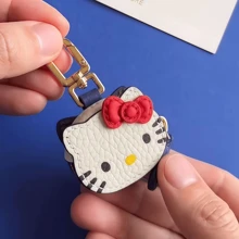 Sanrio 1 Porte-sac à dos Sanrio Hello chat - Design mignon avec petit compartiment de rangement, pratique et élégant, peut accrocher les clés, les écouteurs et autres petits articles, un cadeau idéal pour les amateurs de sacs à dos et les fans de Sanrio