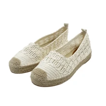 Estas alpargatas de diseño calado combinan un estilo bohemio y artesanal con máxima comodidad. Su estructura tejida, ligera y transpirable, ofrece frescura para los días de calor. La puntera reforzada y la suela de yute cosida a mano aportan durabilidad y un toque rústico-chic que las hace perfectas para looks veraniegos o casuales.  Playa  Liso  Figuras    Moda Oriental  Bohemio - Blanco - Ver 2