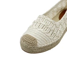 Estas alpargatas de diseño calado combinan un estilo bohemio y artesanal con máxima comodidad. Su estructura tejida, ligera y transpirable, ofrece frescura para los días de calor. La puntera reforzada y la suela de yute cosida a mano aportan durabilidad y un toque rústico-chic que las hace perfectas para looks veraniegos o casuales.  Playa  Liso  Figuras    Moda Oriental  Bohemio - Blanco - Ver 3