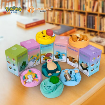 pokemon Officieel geautoriseerde Pokemon® Sleep Pose-speelgoedset - Pikachu, Abibear en slaaphoudingen - Voertuigdashboard en bureaudecoratie - Leuke beeldjescollectie cadeauset
