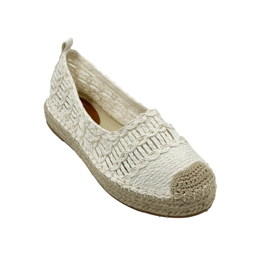 Estas alpargatas de diseño calado combinan un estilo bohemio y artesanal con máxima comodidad. Su estructura tejida, ligera y transpirable, ofrece frescura para los días de calor. La puntera reforzada y la suela de yute cosida a mano aportan durabilidad y un toque rústico-chic que las hace perfectas para looks veraniegos o casuales.  Playa  Liso  Figuras    Moda Oriental  Bohemio - Blanco - Ver 1