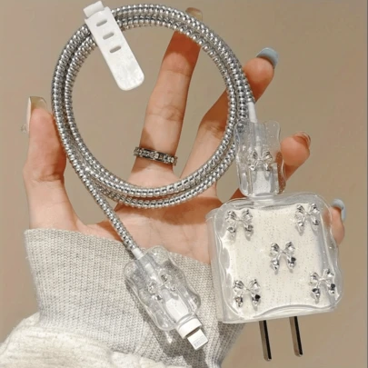 Set de 5 piezas con cargador de teléfono de 20W/18W en color rosa claro/morado, diseño de corazón con lazo/lazo dorado/cereza y perla blanca, protector de cable de carga, protector de carcasa para cabezal de carga, compatible con cargador de Apple