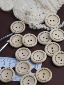 1 件可定制天然木质 2 孔纽扣，圆边字母雕花木纽扣，毛衣手工缝制 DIY 木质纽扣，优质材料，耐用，复古圆形木质圆盘，服装针织品天然彩色印花纽扣 - 多色 - 查看 4