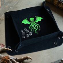 1 pieza Bandeja multifunción Cthulhu Tome-Verde - Tapete para dados, Alfombrilla de ratón, Organizador de llaves/aperitivos, Almacenamiento de rompecabezas de bloques, Almohadilla resistente al calor | Accesorio de escritorio versátil para noches de juegos, oficina | Regalo perfecto de Navidad/Halloween/Cumpleaños para fans de D&D, amantes de RPG de mesa y entusiastas del misterio