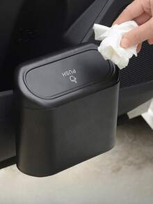 1个车载垃圾桶收纳盒，有四种颜色可选：黑色、蓝色、白色和粉色。迷你防漏带盖，按钮开关垃圾桶，按压翻盖垃圾桶，汽车垃圾桶，汽车收纳盒，迷你汽车垃圾桶，汽车收纳盒，多功能垃圾桶，汽车必备配件，适用于汽车、办公室、厨房、卧室、家居，女士礼物，收纳整理器，旅行必备品，返校宿舍收纳