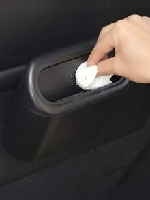 1个车载垃圾桶收纳盒，有四种颜色可选：黑色、蓝色、白色和粉色。迷你防漏带盖，按钮开关垃圾桶，按压翻盖垃圾桶，汽车垃圾桶，汽车收纳盒，迷你汽车垃圾桶，汽车收纳盒，多功能垃圾桶，汽车必备配件，适用于汽车、办公室、厨房、卧室、家居，女士礼物，收纳整理器，旅行必备品，返校宿舍收纳