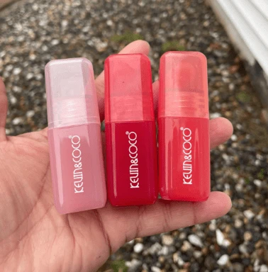 KEVIN COCO 適合臉頰、嘴唇和眼睛的多用途 - Kevin & Coco - 輕盈保濕配方，光澤效果 - 色調棉花糖、草莓奶油和桃子冰糕 - 鮮豔持久的色彩，打造自然妝容 - 適合任何膚質 - ✅ 24/48 小時內發貨到西班牙 - 3 件裝 - 查看 2