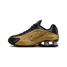 Nike Shox R4 男士运动鞋采用现代 Shox 缓震技术、合成/织物鞋面、透气激光穿孔和金属金色点缀，为经典鞋款带来舒适穿着体验，适合跑步、健身和街头风格，配色为柔和的珍珠/金色。 - 黑色/金屬金 - 查看 1