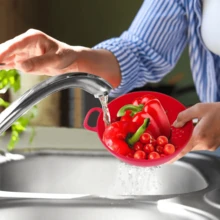 1/3 件创意浆果水果滤锅，6 英寸小尺寸，可用洗碗机清洗，带双手柄的水果碗，紧凑型食物过滤器，厨房配件，家居装饰，野餐，海滩，餐饮，适用于浆果、蔬菜和意大利面（多种颜色）