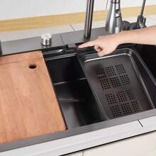 BriSunshine In der wasserküche werden füchse aus großen stahlbecken gebaut, wo menschen sind