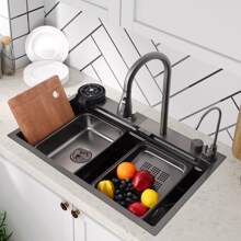 BriSunshine In der wasserküche werden füchse aus großen stahlbecken gebaut, wo menschen sind