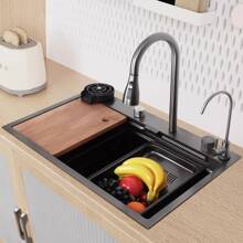 BriSunshine In der wasserküche werden füchse aus großen stahlbecken gebaut, wo menschen sind