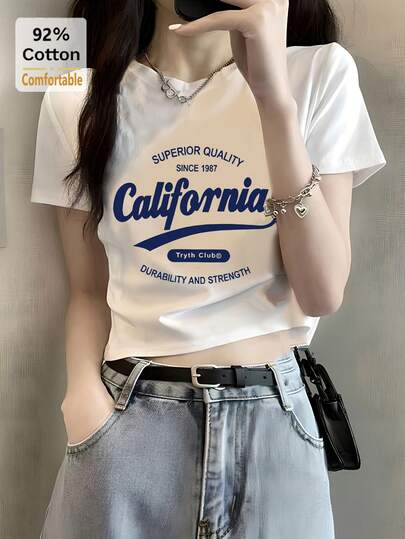 短款纯白色棉质女式短袖T恤，带有图案印花，性感时尚