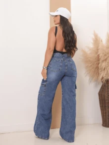 Calça Jeans Wide Leg Cargo Feminina Cintura Alta e Bolsos Laterais Premium - Lavagem clara - Visão 8