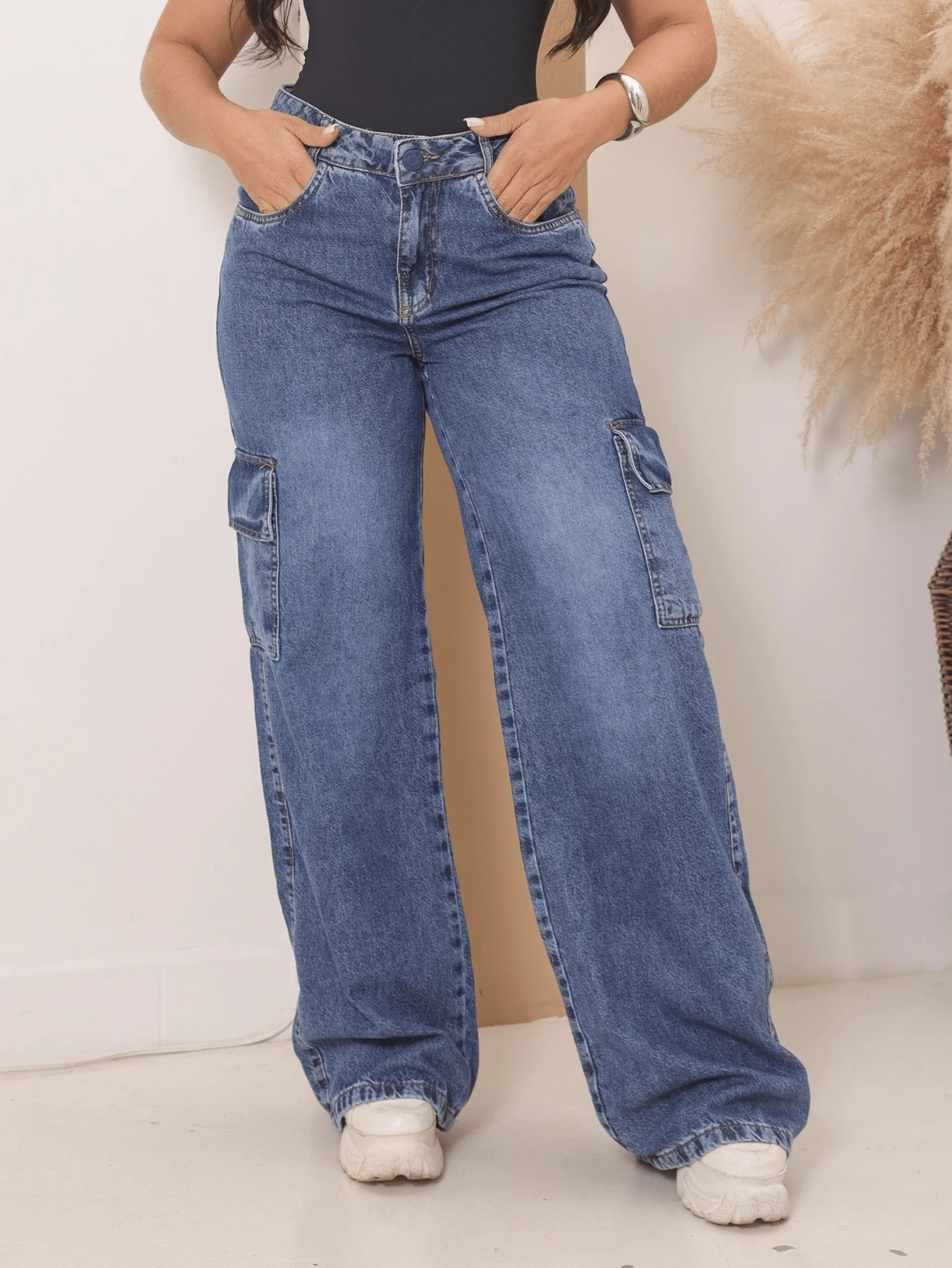 Calça Jeans Wide Leg Cargo Feminina Cintura Alta e Bolsos Laterais Premium - Lavagem clara - Visão 1