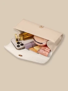 这是一款信封式晚宴包，采用漆面PU材质制成。其设计简洁流畅，线条流畅，亮面漆面使其外观精致高端。经典配色百搭，可在正式场合提升优雅气质。适合搭配晚礼服和高跟鞋，出席婚礼、庆典、派对和其他正式场合。可用作手提包、手拿包、单肩包或斜挎包。 - 杏色 - 查看 8