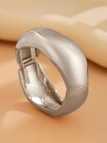 1pc Exaggerated Metallic Circular Bangle With Hollow Out Asymmetrical Shapes, Simple & Stylish, Perfect For Vacation, Party, Ladies All-Match Sexy Bracelet