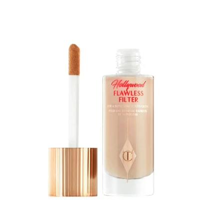  Charlotte Tilbury Holly Wood FlawlessFilter #4.5 Medium Color 30ml/1 Oz - | Multifunktionell makeupprimer och komplexförstärkare | Upplysande flytande highlighter | Skir täckning för en strålande finish | Jämnar ut och suddar ut huden | Förstärker lyster och glöd | Perfekt för alla hudtyper | Bygger upp anpassningsbar täckning | Idealisk för en felfri, inifrån-upplyst look