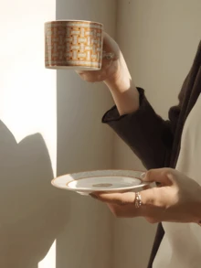 Set di tazza e piattino in ceramica con motivo geometrico argento, set elegante vintage di tazza e piattino da caffè, set di tazza e piattino da dessert pomeridiano per feste, set di tazza e piattino da bevande architettonico scultoreo, adatto per riunioni festive, feste, ristoranti, soggiorni, caffetterie