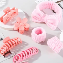 Set de 16 piezas que incluye: diademas con cinta, cintas para la cara/muñeca, pinzas para el cabello con flores, masajeador del cabelludo, cepillo de champú, para el cuidado diario, faciales, viajes, con artículos a juego de color adecuados para el hogar, vuelta al colegio, verano y viajes