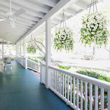 4 Stücke Künstliche Hängeblumen, Seide in gemischten Farben, geeignet für Hochzeit, Zuhause, Büro, Gartendekoration, Künstliche Blumen mit Eukalyptusblättern, UV-beständige realistische Hängepflanzen für Hochzeitsbogen, Wand, Garten, Schlafzimmer, Büro Outdoor, Partydekoration