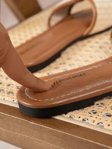 Damskie płaskie sandały z metalowymi zdobieniami i plecionymi detalami, słomkowe plecione, eleganckie, okrągłe noski, urocze kapcie, odpowiednie na co dzień latem