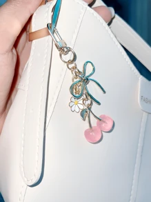 Accessoires de sac, porte-clés, breloques pour sacs à main, 1 pièce Porte-clés unisexe en forme de cerise rouge avec un pendentif nœud à la mode, accessoire de sac à main de luxe pour Halloween et la Saint-Valentin, 1 pièce pendentif en forme de cerise en cristal, nouveau gros pendentif en forme de cerise avec attache pour porte-clés, breloque porte-clés en résine et métal en forme de cerise scintillante pour femmes, portefeuilles et sacs pour la Saint-Valentin
