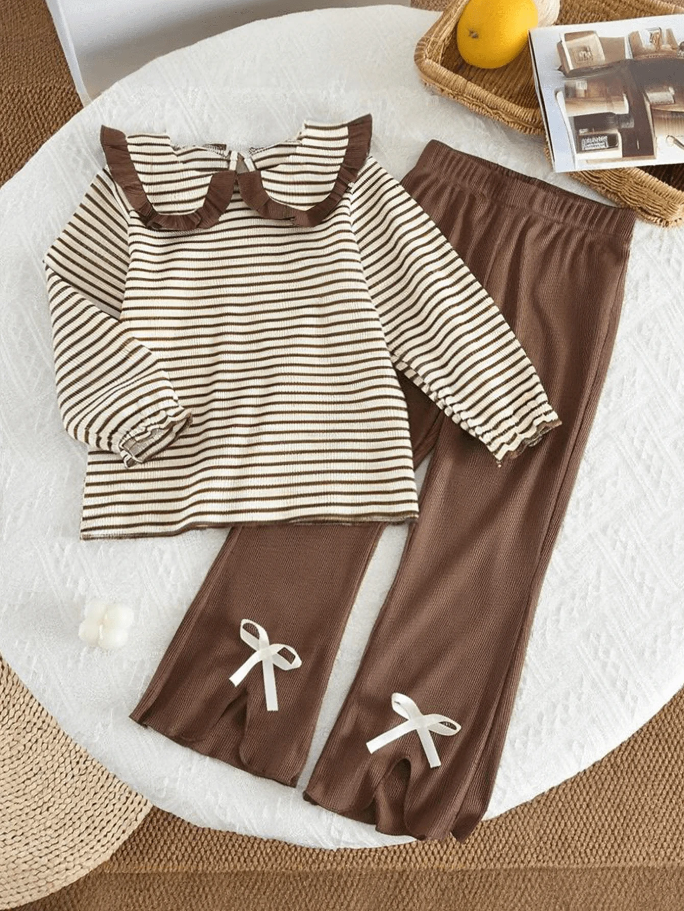 2 件套幼儿女孩休闲简约风格大翻领长袖条纹上衣和纯色喇叭裤套装，春秋