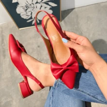 Andy Zapatilla con moño mujer, pumps destalonados elegantes, zapatos tipo pump coquette, zapatilla punta cerrada, calzado con moño al frente, zapatilla sin talón formal, zapatos románticos mujer, zapatilla coquette verano, calzado elegante con lazo, zapatilla satinada fiesta, pumps con moño decorativo, zapatos abiertos por detrás, calzado femenino delicado, zapatilla fiesta primavera, zapatos de vestir mujer. - Rojo - Ver 1