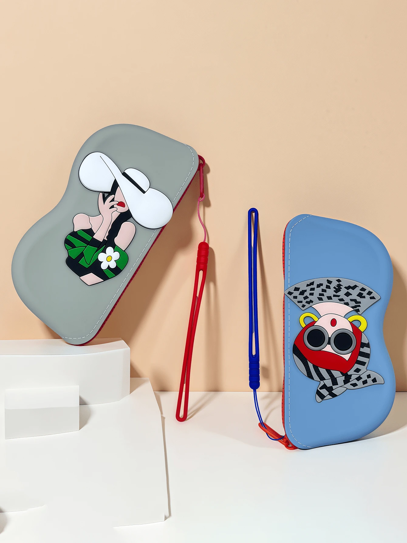 Hộp đựng kính bằng silicon này có quai xách tiện lợi, giúp dễ dàng cất giữ. Đây là lớp bảo vệ lý tưởng cho kính khi đi du lịch. Thiết kế nhẹ và nhỏ gọn phù hợp cho việc đi lại hàng ngày, kỳ nghỉ, bãi biển và các hoạt động ngoài trời. Cấu trúc chống thấm nước và chống sốc giúp bảo vệ kính khỏi bụi bẩn một cách hiệu quả, đảm bảo an toàn và độ tin cậy. Đây là lựa chọn lý tưởng cho kỳ nghỉ, mùa tựu trường và cất giữ ngoài trời. - Nhiều màu1 - Xem 1