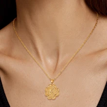 TUANZISP 1 pieza Collar con colgante de trébol de cuatro hojas para mujeres, collar con inicial personalizada del alfabeto A-Z, joya de moda vintage elegante, un regalo ligero y lujoso adecuado para el uso diario, el trabajo, las citas, las fiestas y las vacaciones de las mujeres