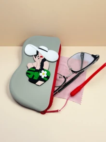 Hộp đựng kính bằng silicon này có quai xách tiện lợi, giúp dễ dàng cất giữ. Đây là lớp bảo vệ lý tưởng cho kính khi đi du lịch. Thiết kế nhẹ và nhỏ gọn phù hợp cho việc đi lại hàng ngày, kỳ nghỉ, bãi biển và các hoạt động ngoài trời. Cấu trúc chống thấm nước và chống sốc giúp bảo vệ kính khỏi bụi bẩn một cách hiệu quả, đảm bảo an toàn và độ tin cậy. Đây là lựa chọn lý tưởng cho kỳ nghỉ, mùa tựu trường và cất giữ ngoài trời. - Nhiều màu1 - Xem 4