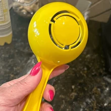 Hell gelber halbkreisförmiger Reisschöpfer - langanhaltend Kunststoff Küchenhelfer mit ergonomischem Griff, praktisch zum Wenden von Reisbällen, Portionskontrolle und Servieren - geeignet für Festtagsmahlzeiten (Halloween, Weihnachten, Ostern)